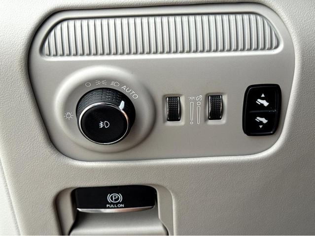 Photo of 2022 Diamond Black Crystal Pearlcoat Jeep Grand Wagoneer