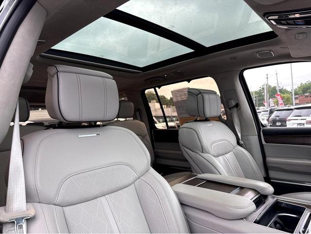 Photo of 2022 Diamond Black Crystal Pearlcoat Jeep Grand Wagoneer