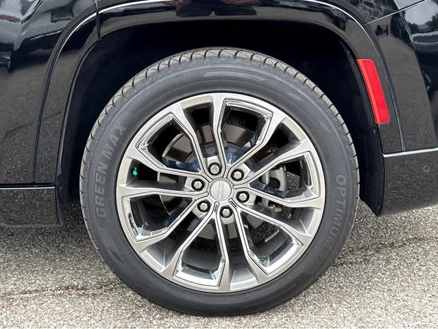 Photo of 2022 Diamond Black Crystal Pearlcoat Jeep Grand Wagoneer