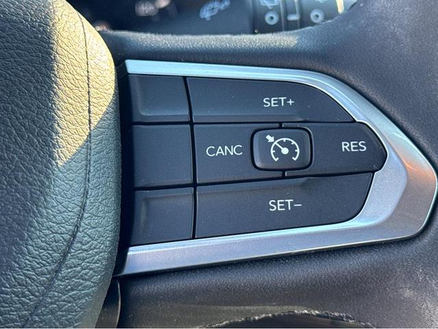 Photo of 2023 Bright White Clearcoat Jeep Compass