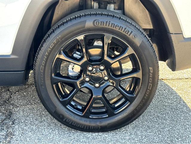 Photo of 2023 Bright White Clearcoat Jeep Compass