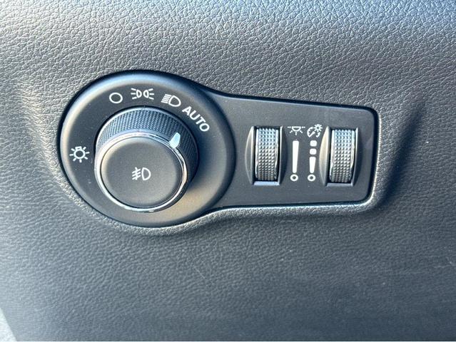 Photo of 2023 Bright White Clearcoat Jeep Compass