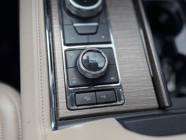 Photo of 2024 White Ford Expedition Max