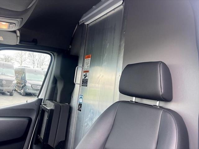 Photo of 2025 Arctic White Mercedes-Benz Sprinter 2500