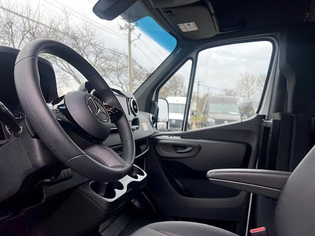 Photo of 2025 Arctic White Mercedes-Benz Sprinter 2500