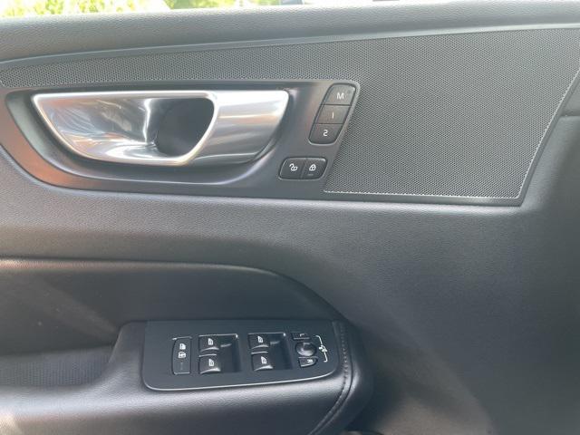 Photo of 2023 Onyx Black Metallic Volvo XC60