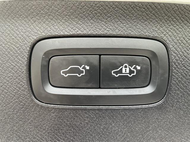 Photo of 2023 Crystal White Volvo XC90