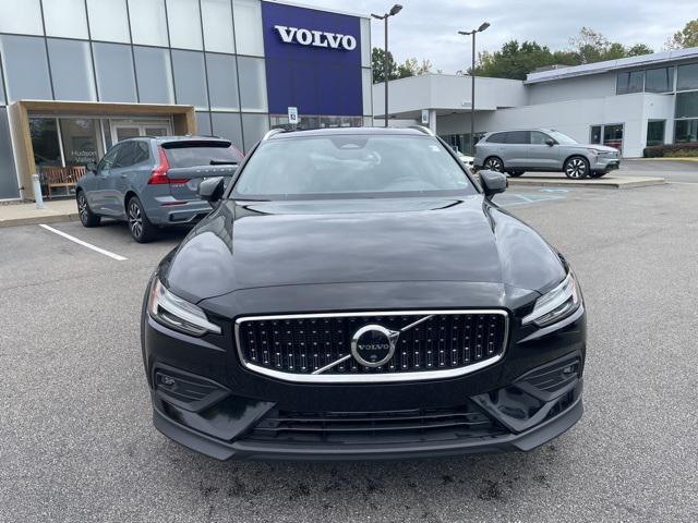 Photo of 2024 Onyx Black Volvo V60 Cross Country