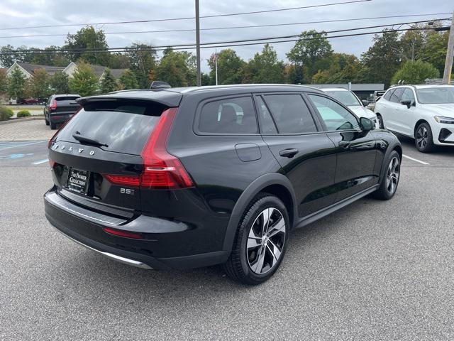 Photo of 2024 Onyx Black Volvo V60 Cross Country