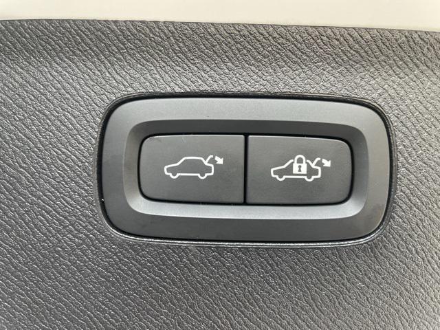 Photo of 2024 Crystal White Metallic Volvo XC90