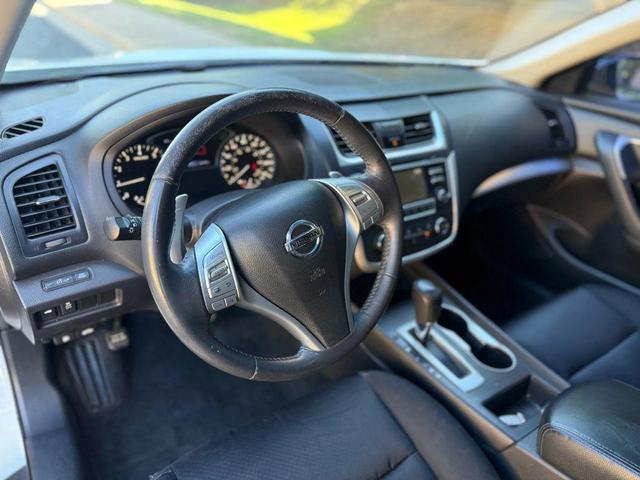 Photo of 2017 Pearl White Nissan Altima