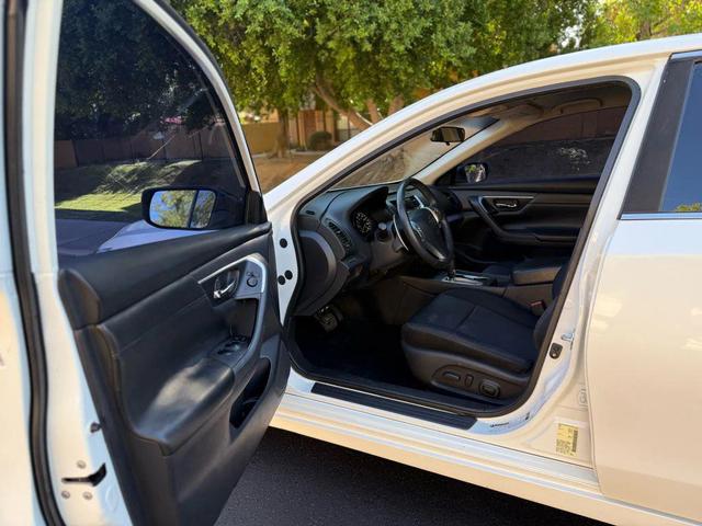 Photo of 2017 Pearl White Nissan Altima