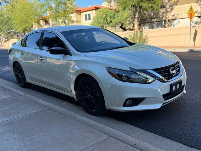 Photo of 2017 Pearl White Nissan Altima