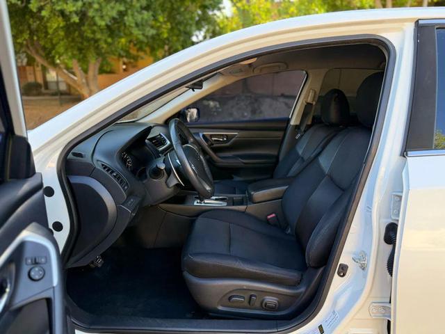 Photo of 2017 Pearl White Nissan Altima