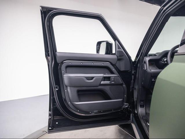 Photo of 2025 Santorini Black Land Rover Defender