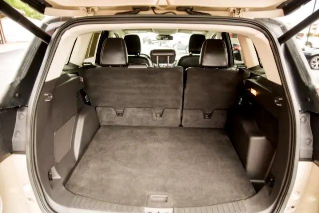 Photo of 2018 White Gold Metallic Ford Escape