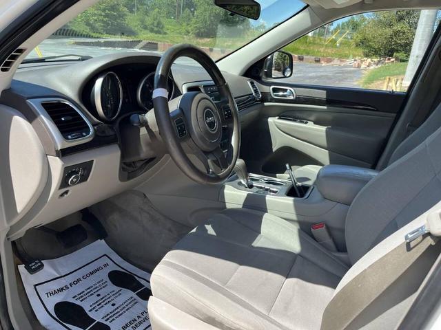 Photo of 2011 Stone White Clearcoat Jeep Grand Cherokee