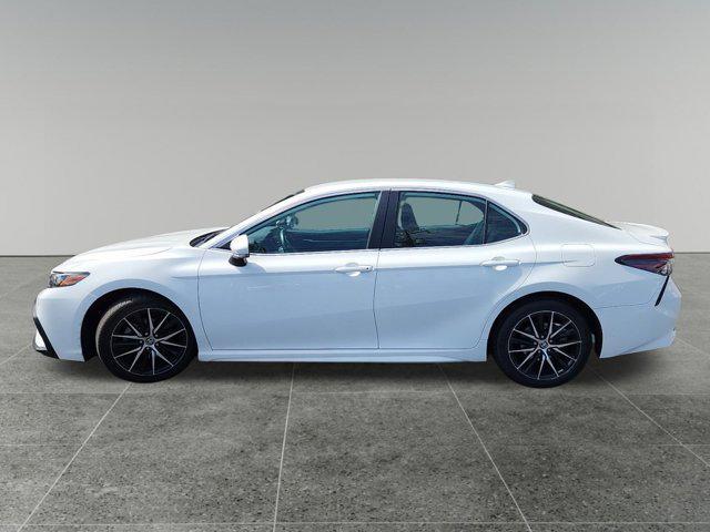 Photo of 2022 White Toyota Camry