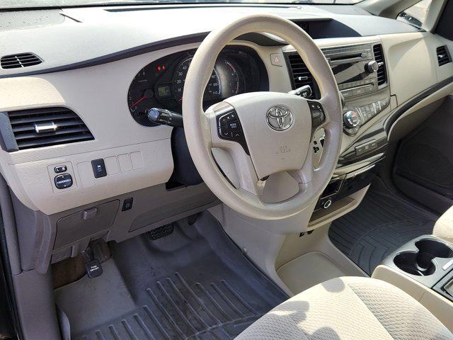 Photo of 2014 Black Toyota Sienna