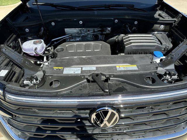 Photo of 2026 Deep Black Pearl Volkswagen Atlas Cross Sport