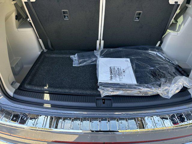Photo of 2025 Pure Gray Volkswagen Atlas