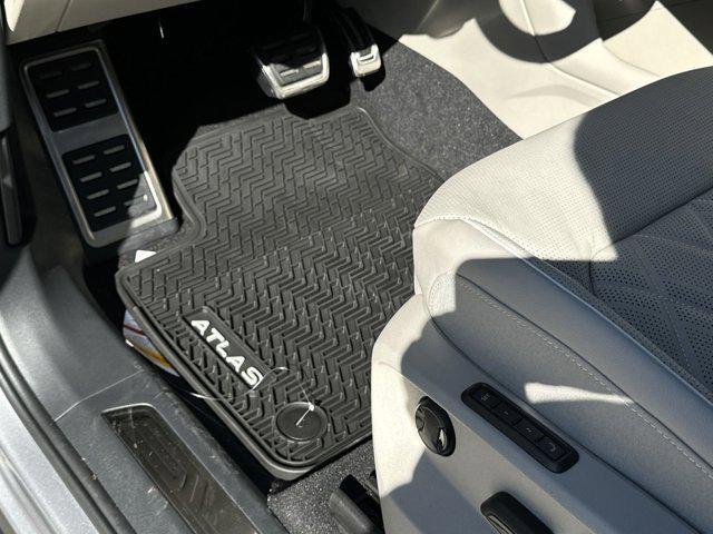 Photo of 2025 Opal White Pearl Volkswagen Atlas