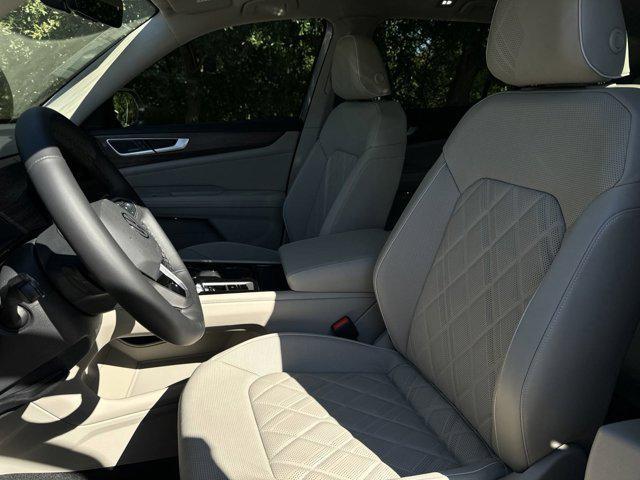 Photo of 2025 Opal White Pearl Volkswagen Atlas