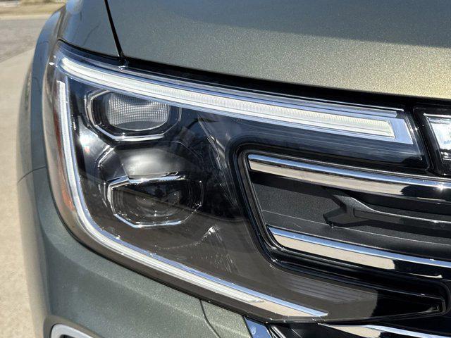 Photo of 2026 avocado green pearl Volkswagen Atlas