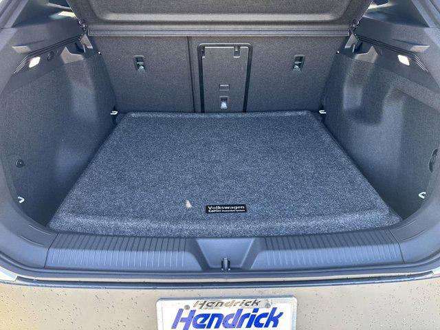 Photo of 2025 OPAL WHITE PEAR Volkswagen ID.4