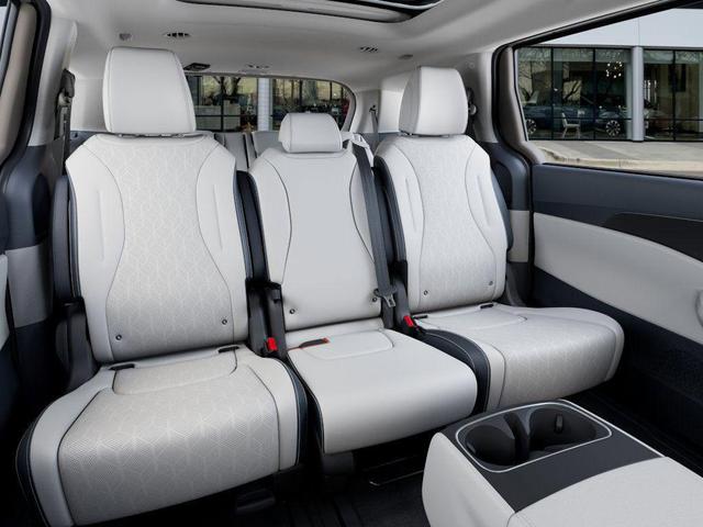 Photo of 2026 Ceramic Silver Kia Carnival