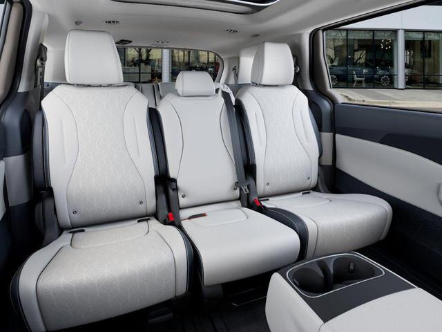 Photo of 2026 Snow White Pearl Kia Carnival