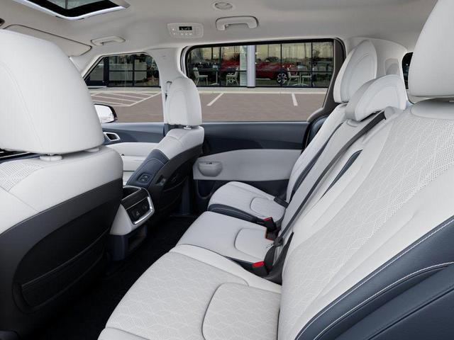 Photo of 2026 Snow White Pearl Kia Carnival