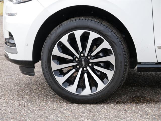 Photo of 2023 Pristine White Metallic Tri-Coat Lincoln Navigator