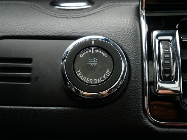 Photo of 2023 Pristine White Metallic Tri-Coat Lincoln Navigator