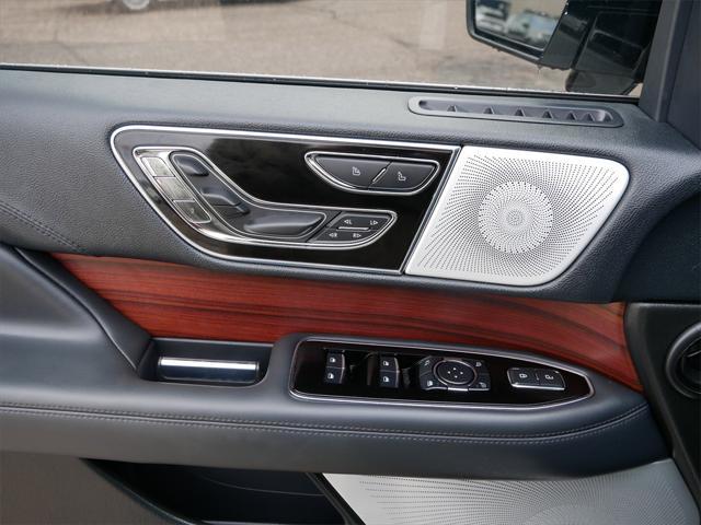 Photo of 2023 Pristine White Metallic Tri-Coat Lincoln Navigator
