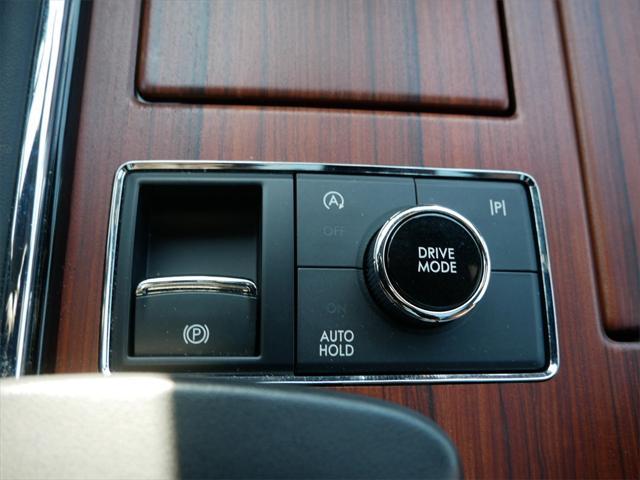 Photo of 2024 Ceramic Pearl Metallic Tri-Coat Lincoln Navigator