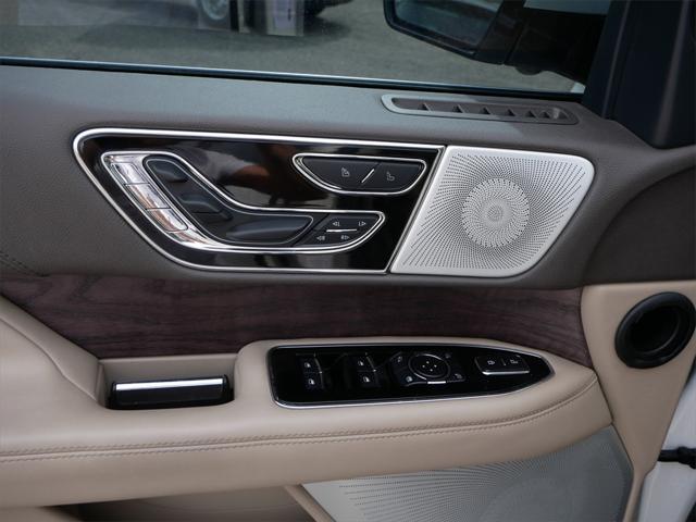 Photo of 2023 Pristine White Metallic Tri-Coat Lincoln Navigator