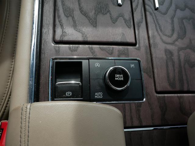 Photo of 2023 Pristine White Metallic Tri-Coat Lincoln Navigator