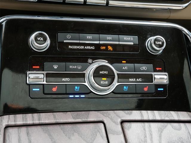 Photo of 2023 Pristine White Metallic Tri-Coat Lincoln Navigator