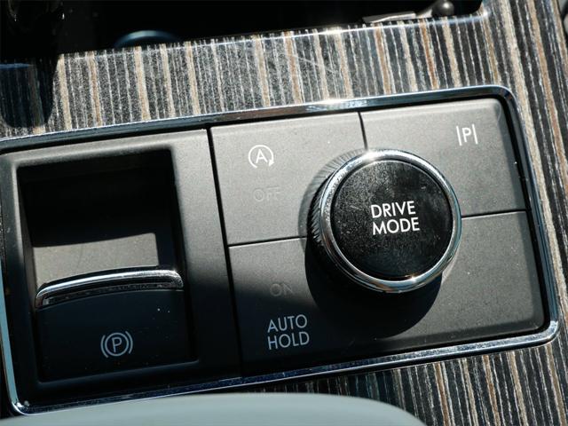 Photo of 2024 Radiance Metallic Lincoln Navigator