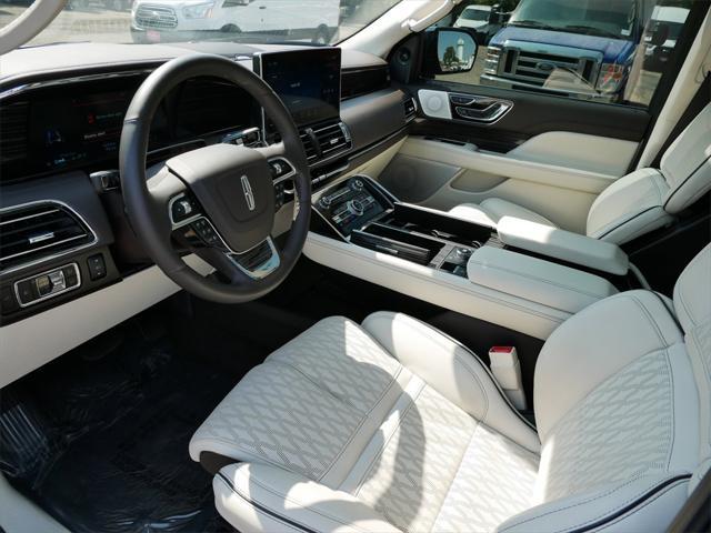 Photo of 2024 Radiance Metallic Lincoln Navigator