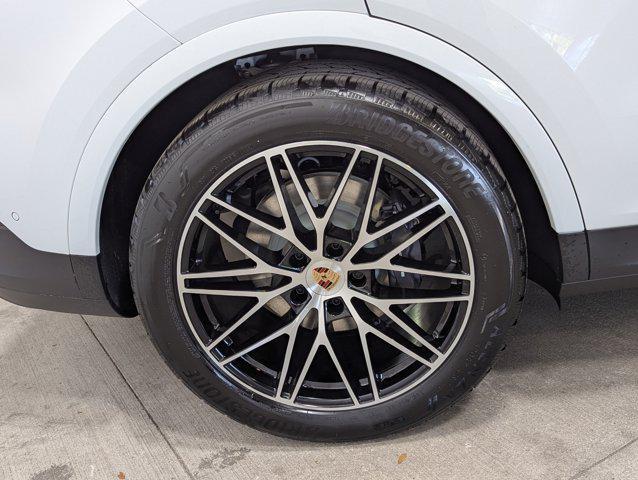 Photo of 2026 Carrara White Metallic Porsche Cayenne