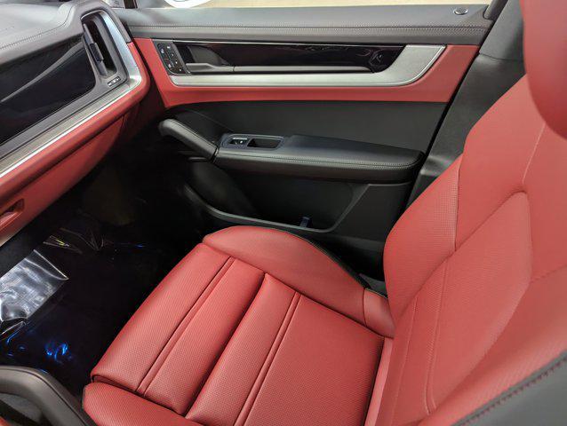 Photo of 2026 Carrara White Metallic Porsche Cayenne