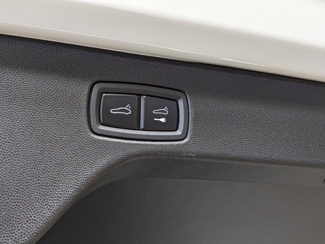 Photo of 2025 White Porsche Macan