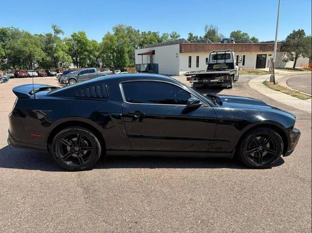 Photo of 2011 Ebony Ford Mustang
