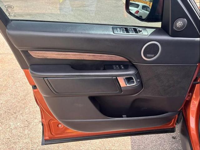 Photo of 2018 Orange Land Rover Discovery