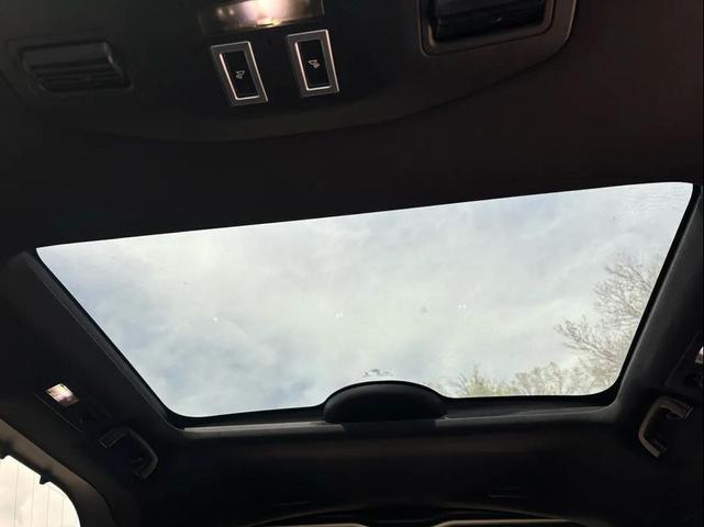 Photo of 2018 Orange Land Rover Discovery