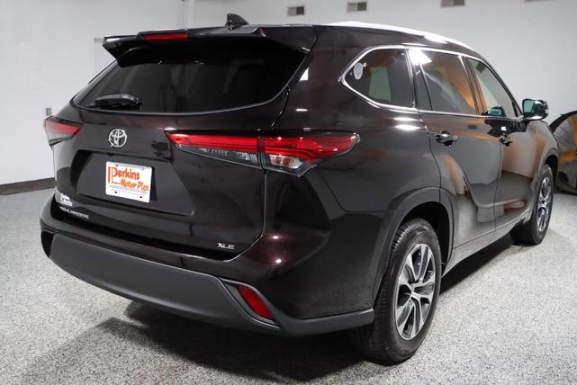Photo of 2022 Purple Toyota Highlander
