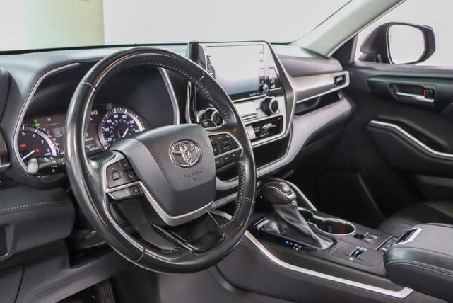 Photo of 2022 Purple Toyota Highlander
