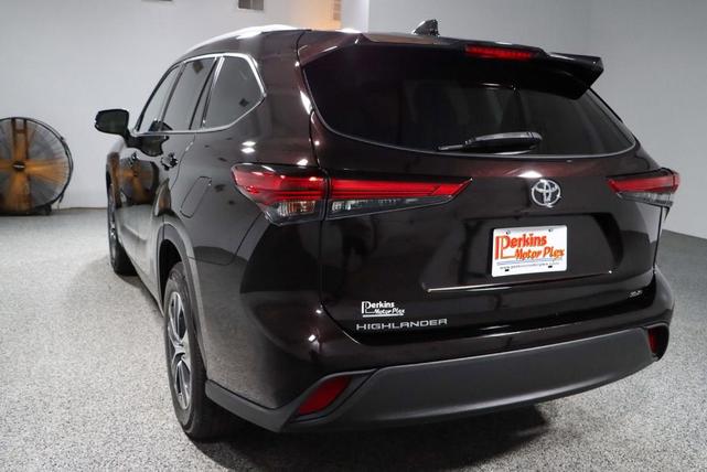 Photo of 2022 Purple Toyota Highlander